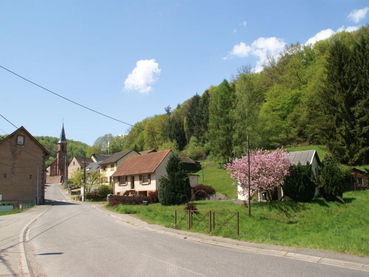 Cosy Holiday Home With Garden In Walscheid エクステリア 写真